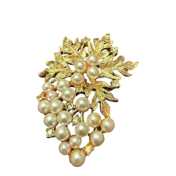 Jewelry - Vintage gold tone brooch